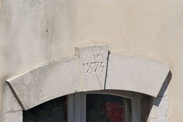 Ancien bâtiment des vieillards : linteau de l'entrée, daté 1874. © Pierre-Marie Barbe-Richaud / Région Bourgogne-Franche-Comté, Inventaire du patrimoine - 2008