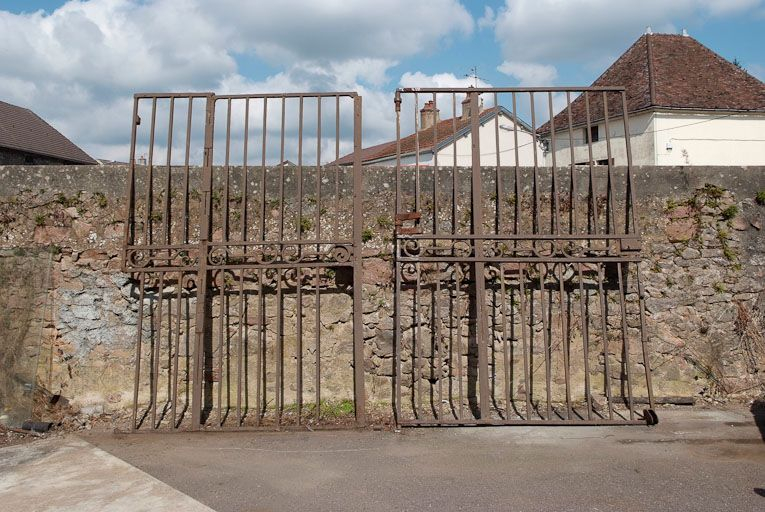 Ancien portail de la cour. © Pierre-Marie Barbe-Richaud / Région Bourgogne-Franche-Comté, Inventaire du patrimoine - 2008