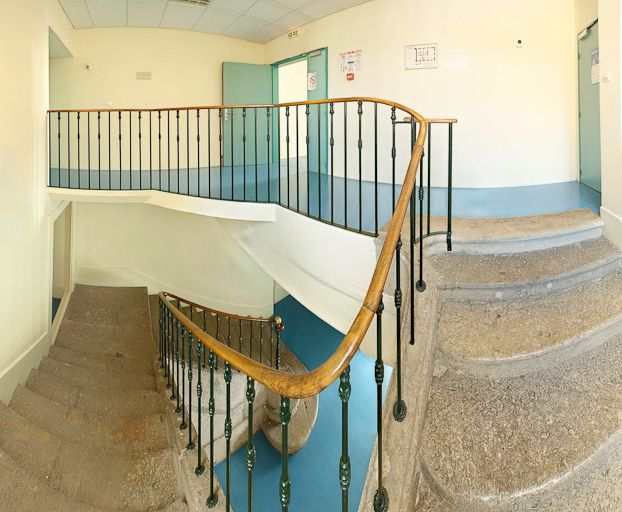 Escalier à gauche de la chapelle. © Pierre-Marie Barbe-Richaud / Région Bourgogne-Franche-Comté, Inventaire du patrimoine - 2008