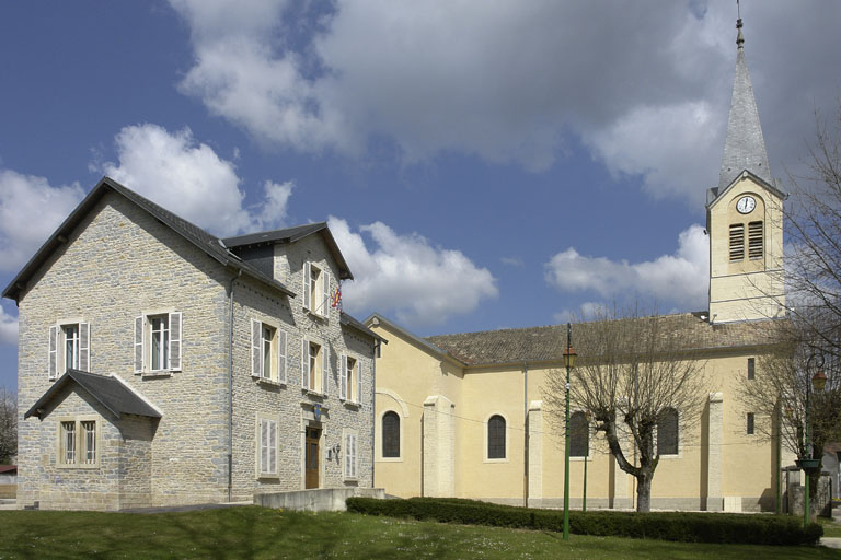 Elévation latérale gauche, vue d'ensemble avec au premier  plan, l'ancien presbytère actuellement mairie. © Alain Morelière / Région Bourgogne-Franche-Comté, Inventaire du patrimoine - 2008