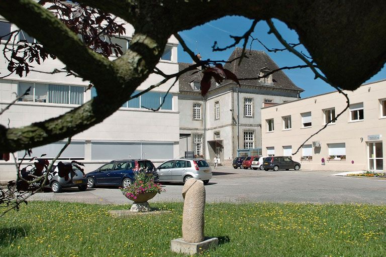 Angle formé par le corps central et le pavillon postérieur de l'aile gauche, vu entre les bâtiments modernes. © Jean-Luc Duthu / Région Bourgogne-Franche-Comté, Inventaire du patrimoine - 2008