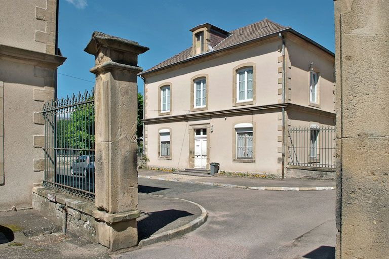 Pilier d'un des portails en vis-à-vis devant la chapelle et bâtiment à gauche de l'allée. © Jean-Luc Duthu / Région Bourgogne-Franche-Comté, Inventaire du patrimoine - 2008