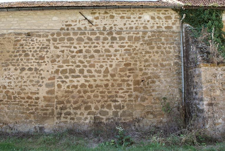 Hangar : mur postérieur sur rue avec traces d'un ancien portail. © Pierre-Marie Barbe-Richaud / Région Bourgogne-Franche-Comté, Inventaire du patrimoine - 2008