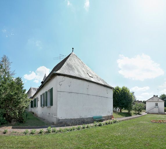 Elévation gauche du bâtiment principal et bâtiment isolé à l'ouest. © Pierre-Marie Barbe-Richaud / Région Bourgogne-Franche-Comté, Inventaire du patrimoine - 2008