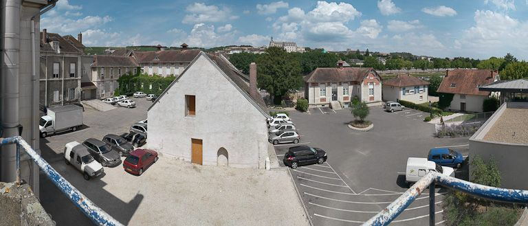 Petite construction, vestige du premier hôpital : mur-pignon sud. © Pierre-Marie Barbe-Richaud / Région Bourgogne-Franche-Comté, Inventaire du patrimoine - 2008
