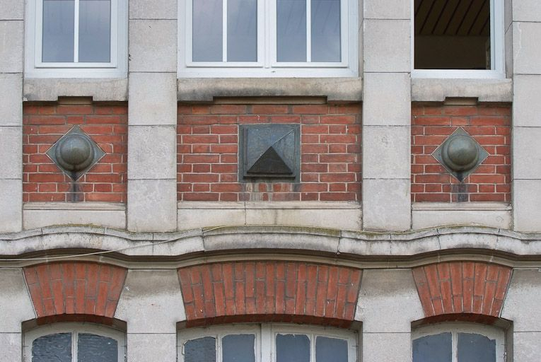 Bâtiment à droite de l'entrée de la cour : détail. © Pierre-Marie Barbe-Richaud / Région Bourgogne-Franche-Comté, Inventaire du patrimoine - 2008