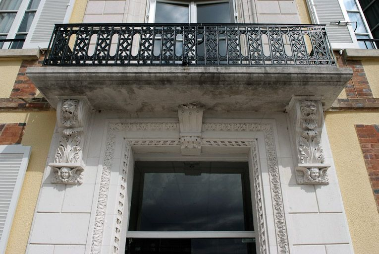 Façade du bâtiment principal : détail du balcon. © Pierre-Marie Barbe-Richaud / Région Bourgogne-Franche-Comté, Inventaire du patrimoine - 2008