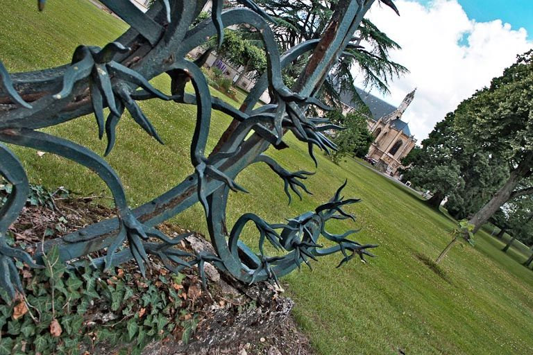 Ferronnerie ouvragée au pied des piliers du portail de l'hôtellerie. © Jean-Luc Duthu / Région Bourgogne-Franche-Comté, Inventaire du patrimoine - 2009