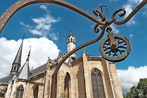 Poulie du puits de Jacob et chevet de la chapelle. © Jean-Luc Duthu / Région Bourgogne-Franche-Comté, Inventaire du patrimoine - 2009