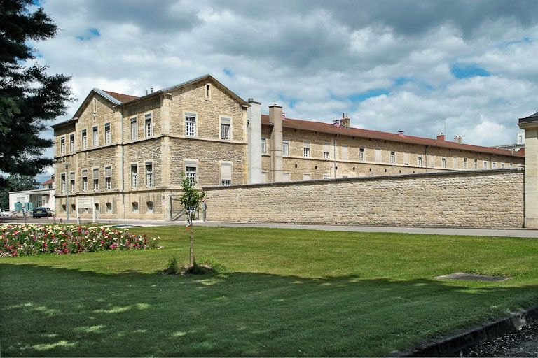 Aile est de l'asile d'aliénés et mur de clôture. © Jean-Luc Duthu / Région Bourgogne-Franche-Comté, Inventaire du patrimoine - 2009