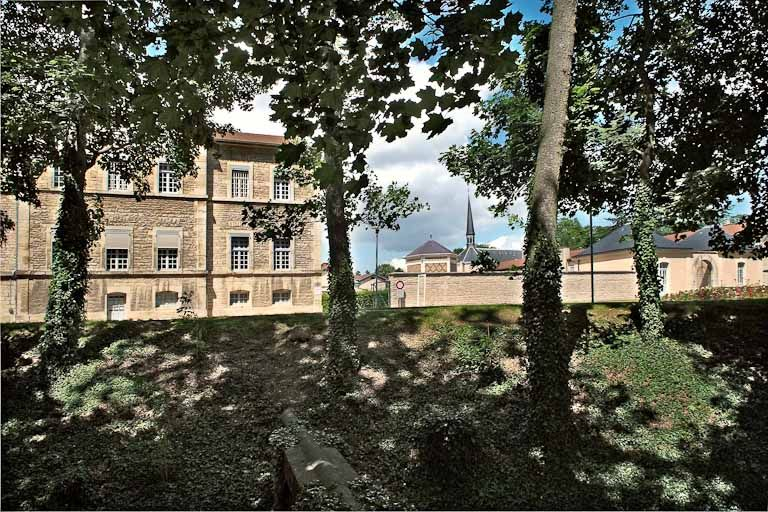 Aile est de l'asile d'aliénés : vue depuis le parc. © Jean-Luc Duthu / Région Bourgogne-Franche-Comté, Inventaire du patrimoine - 2009
