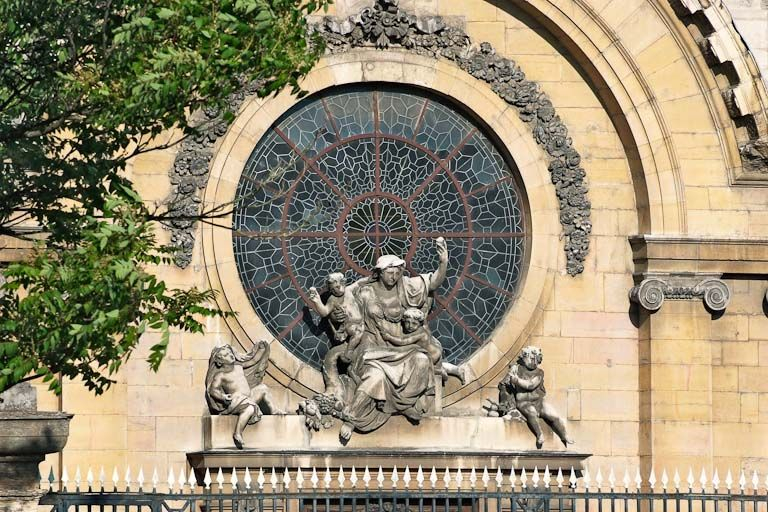 Façade de la chapelle, groupe sculpté : La Charité. © Jean-Luc Duthu / Région Bourgogne-Franche-Comté, Inventaire du patrimoine - 2009