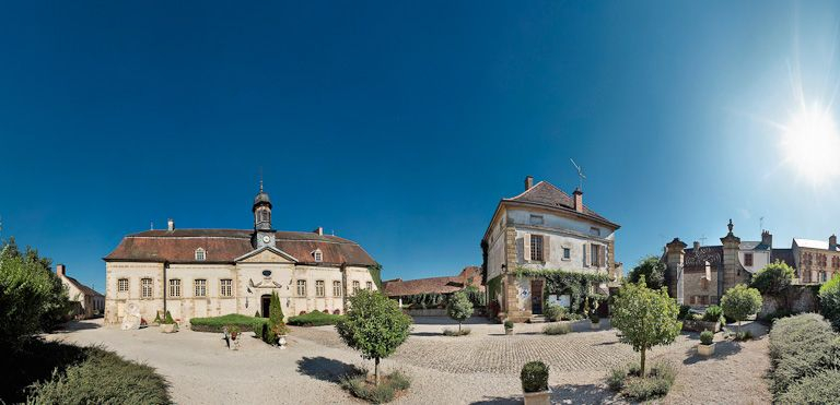 Vue d'ensemble depuis l'angle sud-est de la cour. © Pierre-Marie Barbe-Richaud / Région Bourgogne-Franche-Comté, Inventaire du patrimoine - 2009