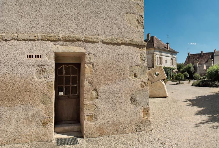 Porte latérale sud du bâtiment principal. © Pierre-Marie Barbe-Richaud / Région Bourgogne-Franche-Comté, Inventaire du patrimoine - 2009