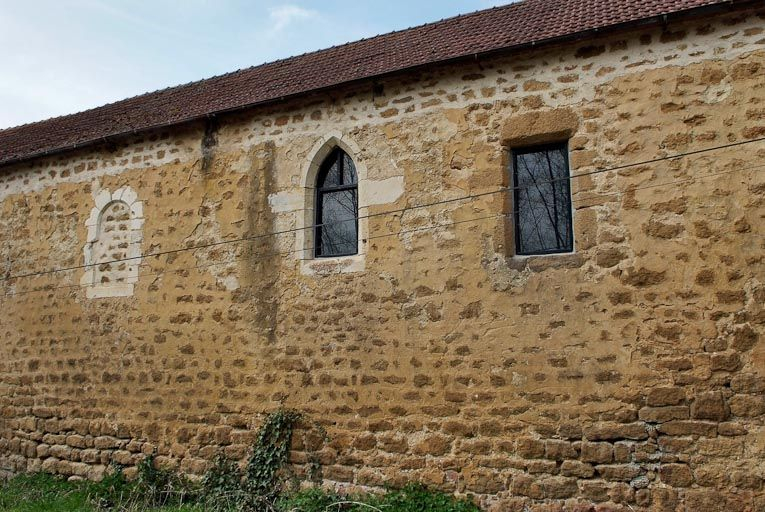 Chapelle : les trois fenêtres droite du mur de long-pan sur rue. © Pierre-Marie Barbe-Richaud / Région Bourgogne-Franche-Comté, Inventaire du patrimoine - 2009