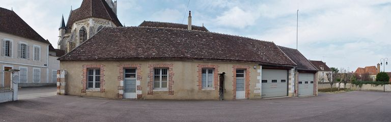 Anciennes dépendances servant actuellement aux pompiers. © Pierre-Marie Barbe-Richaud / Région Bourgogne-Franche-Comté, Inventaire du patrimoine - 2009