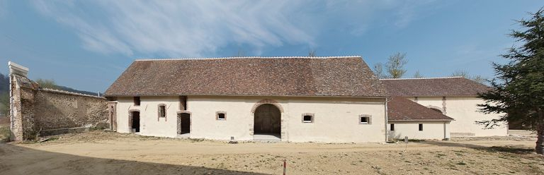 Bâtiment à gauche en entrant. © Pierre-Marie Barbe-Richaud / Région Bourgogne-Franche-Comté, Inventaire du patrimoine - 2009