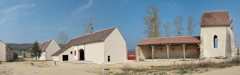 Vue d'ensemble des bâtiments à gauche de la cour. © Pierre-Marie Barbe-Richaud / Région Bourgogne-Franche-Comté, Inventaire du patrimoine - 2009