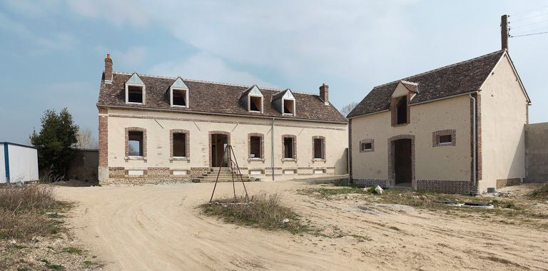 Logis au fond de la cour et petite dépendance à droite. © Pierre-Marie Barbe-Richaud / Région Bourgogne-Franche-Comté, Inventaire du patrimoine - 2009