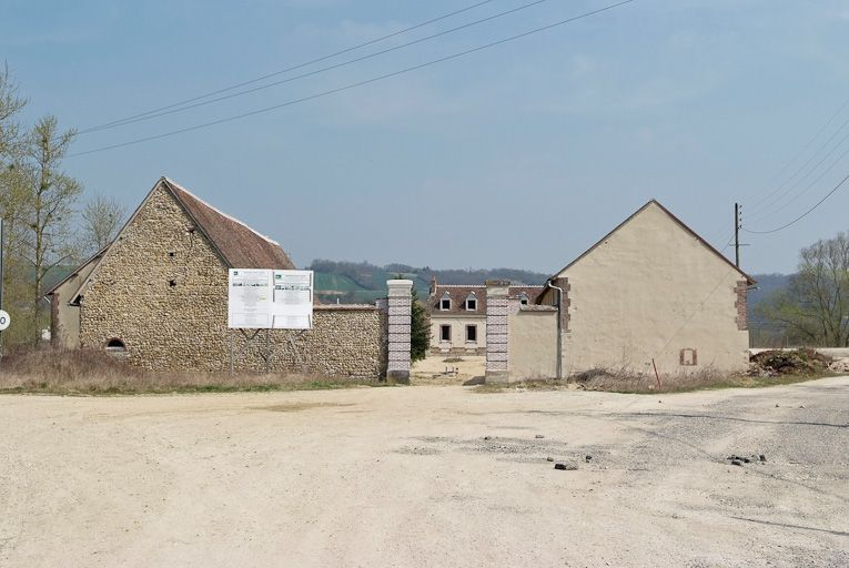 Vue d'ensemble avec portail. © Pierre-Marie Barbe-Richaud / Région Bourgogne-Franche-Comté, Inventaire du patrimoine - 2009