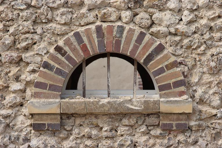 Baie semi-circulaire du mur-pignon du bâtiment à gauche du portail d'entrée. © Pierre-Marie Barbe-Richaud / Région Bourgogne-Franche-Comté, Inventaire du patrimoine - 2009