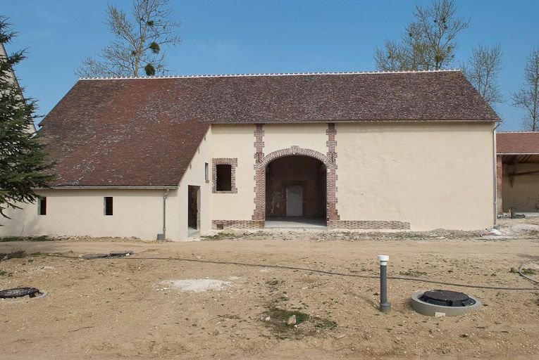 Bâtiment avec appentis à gauche dans la cour. © Pierre-Marie Barbe-Richaud / Région Bourgogne-Franche-Comté, Inventaire du patrimoine - 2009
