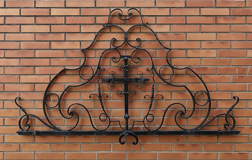 Couronnement de l'ancien portail en fer forgé du jardin. © Pierre-Marie Barbe-Richaud / Région Bourgogne-Franche-Comté, Inventaire du patrimoine - 2010