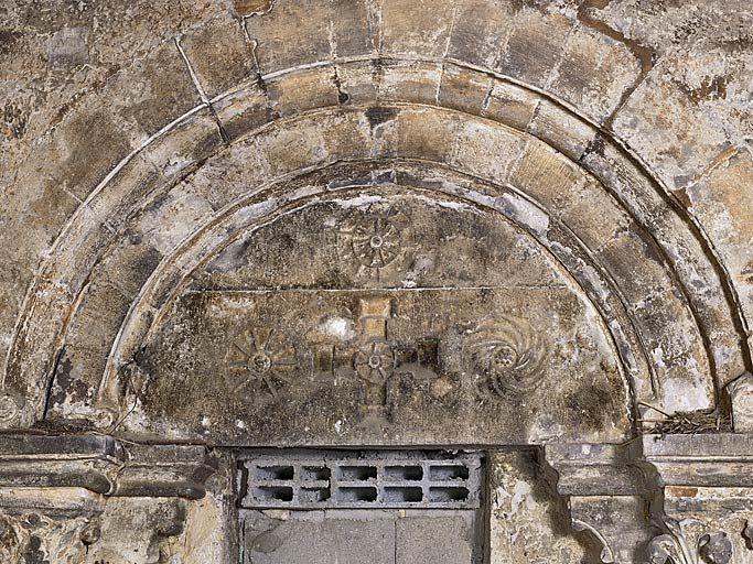 Porterie : détail de la porte donnant sur la cour vue de l'intérieur. © Thierry Kuntz / Région Bourgogne-Franche-Comté, Inventaire du patrimoine - 2010