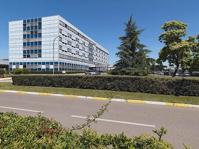 Bâtiment principal, vue d'ensemble de trois-quarts. © Thierry Kuntz / Région Bourgogne-Franche-Comté, Inventaire du patrimoine - 2010