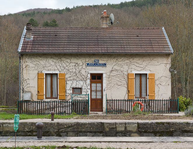 Vue de face de la maison éclusière. © Pierre-Marie Barbe-Richaud / Région Bourgogne-Franche-Comté, Inventaire du patrimoine - 2010