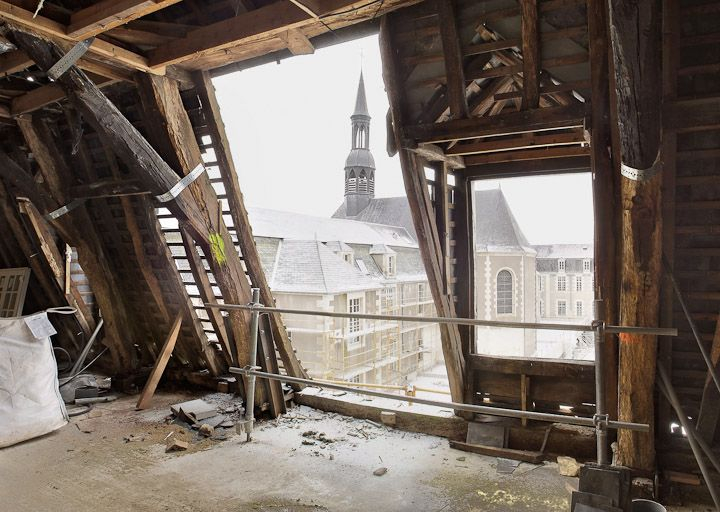 Les combles de l'aile Sud de l'ancien hôpital général : vue sur la chapelle. © Pierre-Marie Barbe-Richaud / Région Bourgogne-Franche-Comté, Inventaire du patrimoine - 2010
