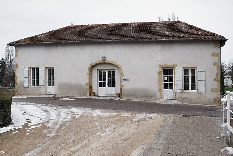 Ancien bâtiment de dépendance situé au sud de la cour intérieure. © Thierry Kuntz / Région Bourgogne-Franche-Comté, Inventaire du patrimoine - 2010