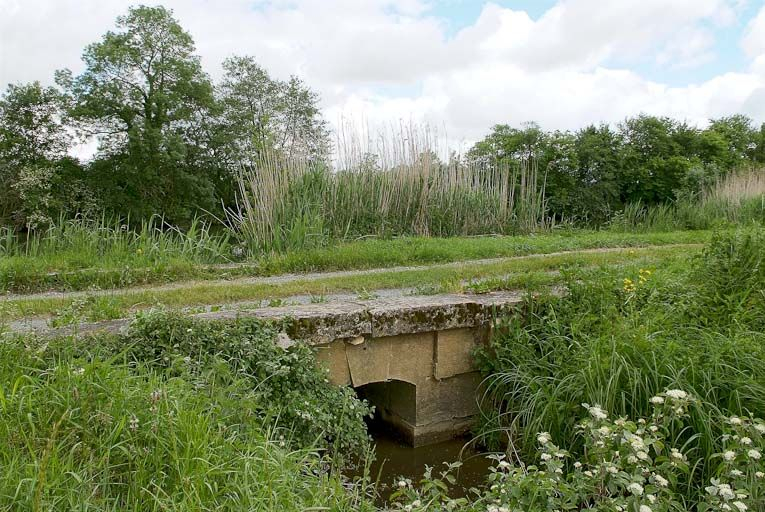 Ponceau en pierre sur un affluent de la Seille, Seille en arrière-plan de l'image. © Jean-Luc Duthu / Région Bourgogne-Franche-Comté, Inventaire du patrimoine - 2010