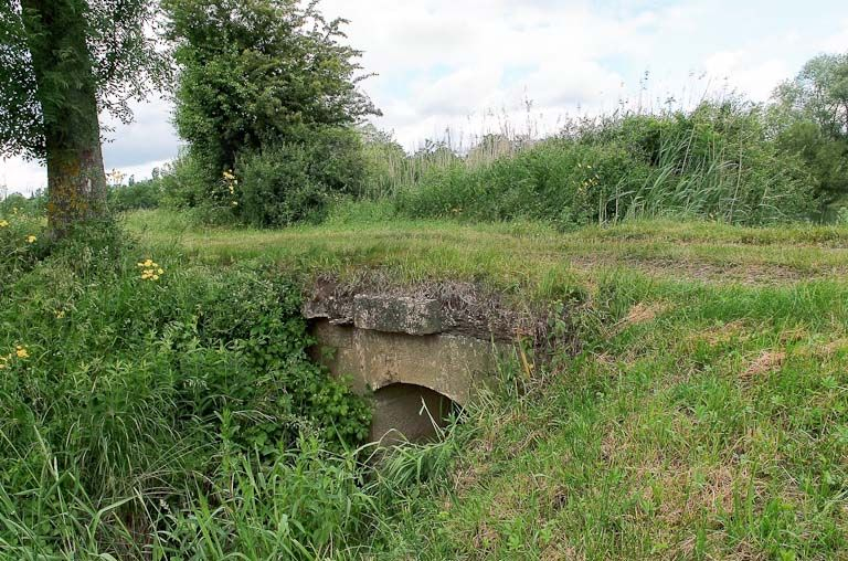 Ponceau en pierre sur un affluent de la Seille, Seille en arrière-plan de l'image. © Jean-Luc Duthu / Région Bourgogne-Franche-Comté, Inventaire du patrimoine - 2010