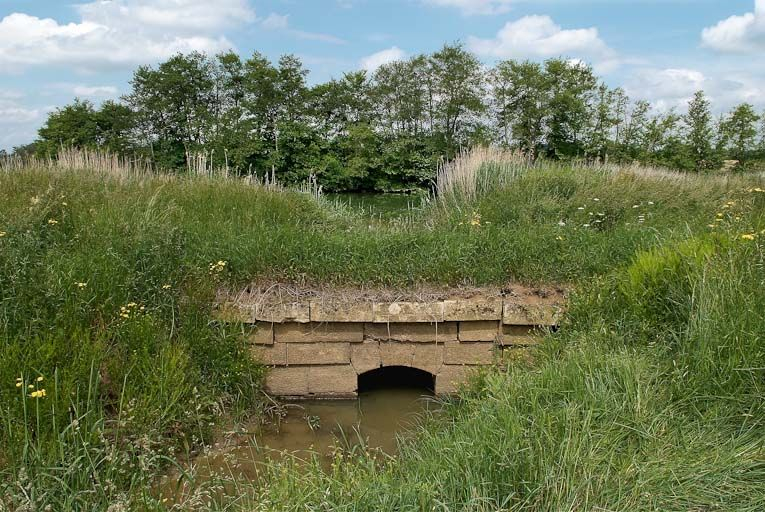 Pont en pierre sur un affluent de la Seille. Seille en arrière-plan. © Jean-Luc Duthu / Région Bourgogne-Franche-Comté, Inventaire du patrimoine - 2010