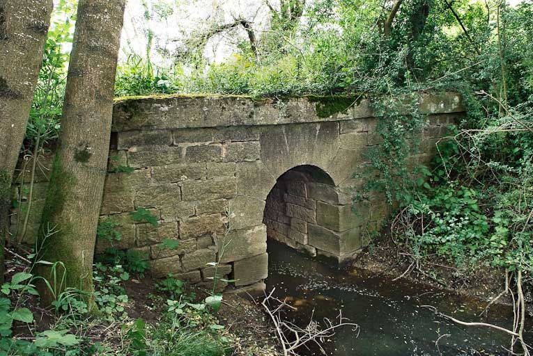 Ponceau en pierre sur un affluent de la Seille. © Jean-Luc Duthu / Région Bourgogne-Franche-Comté, Inventaire du patrimoine - 2010