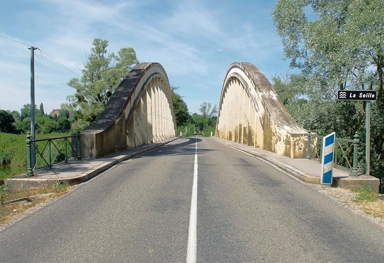 Pont de la Culée, il permet de traverser la Seille en direction de Branges. Vue rapprochée de la chaussée avec panneau "La Seille". © Jean-Luc Duthu / Région Bourgogne-Franche-Comté, Inventaire du patrimoine - 2010