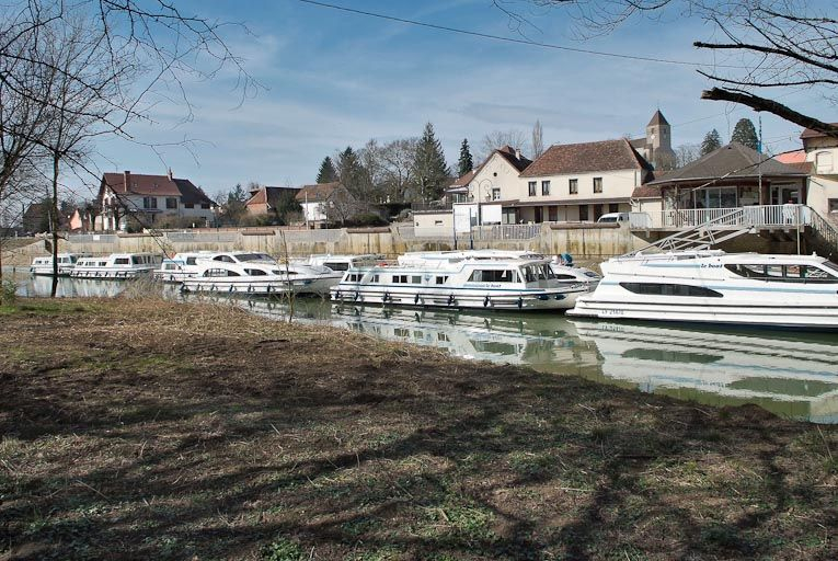 Le port de plaisance de Branges pris de la rive gauche de la Seille, avec le village en arrière-plan. Bateaux de plaisance. © Jean-Luc Duthu / Région Bourgogne-Franche-Comté, Inventaire du patrimoine - 2010