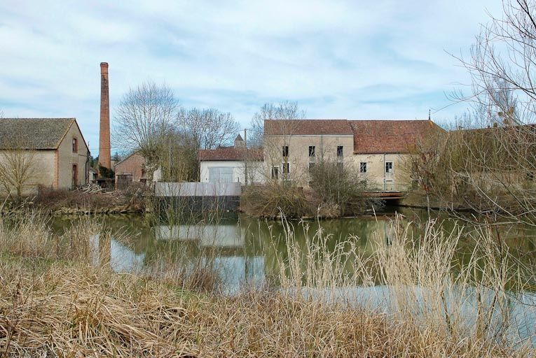 Vue d'ensemble des moulins de Branges, prise d'amont. Cheminée à gauche. © Jean-Luc Duthu / Région Bourgogne-Franche-Comté, Inventaire du patrimoine - 2010