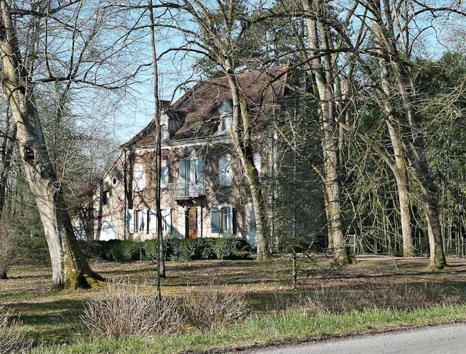 Demeure à la sortie du village, dans un méandre de la Seille. Cette maison est déjà présente sur un plan de bornage de la Seille (1897 ; Archives VNF-direction territoriale Centre-Bourgogne, subdivision de Montceau-les-Mines). © Jean-Luc Duthu / Région Bourgogne-Franche-Comté, Inventaire du patrimoine - 2010