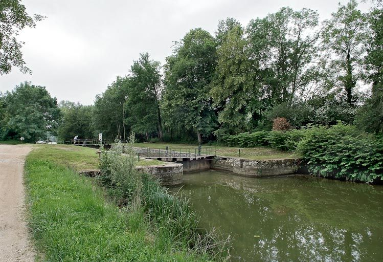 Le sas de l'écluse, avec l'emplacement de la maison éclusière à gauche. Vue d'amont. © Jean-Luc Duthu / Région Bourgogne-Franche-Comté, Inventaire du patrimoine - 2010