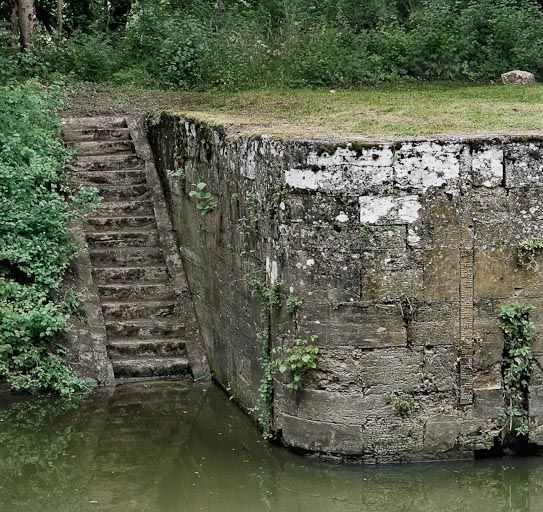 Détail de l'escalier en tête aval de l'écluse, rive gauche. © Jean-Luc Duthu / Région Bourgogne-Franche-Comté, Inventaire du patrimoine - 2010