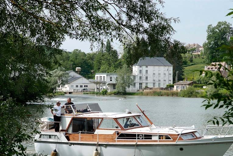 Les bâtiments modernes du moulin vus d'amont. Bateau de plaisance au premier plan. © Jean-Luc Duthu / Région Bourgogne-Franche-Comté, Inventaire du patrimoine - 2010