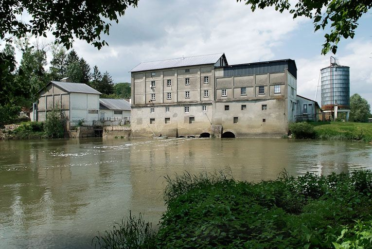 Le moulin : vue d'ensemble d'aval. © Jean-Luc Duthu / Région Bourgogne-Franche-Comté, Inventaire du patrimoine - 2010