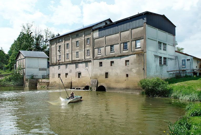 Moulin vu d'aval avec pêcheur au carrelet. © Jean-Luc Duthu / Région Bourgogne-Franche-Comté, Inventaire du patrimoine - 2010