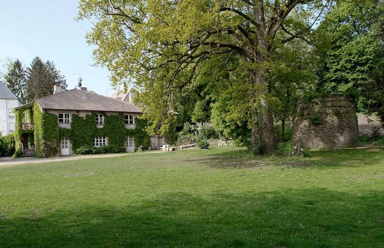 Tuilerie située avant le moulin : bâtiments et vestiges de la cheminée. © Jean-Luc Duthu / Région Bourgogne-Franche-Comté, Inventaire du patrimoine - 2010