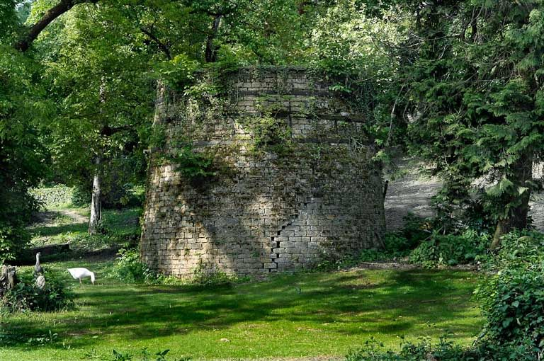 Tuilerie située avant le moulin : restes de la cheminée. © Jean-Luc Duthu / Région Bourgogne-Franche-Comté, Inventaire du patrimoine - 2010