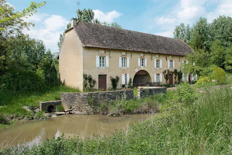Moulin de La Folie, son bief est visible au premier plan. © Jean-Luc Duthu / Région Bourgogne-Franche-Comté, Inventaire du patrimoine - 2010