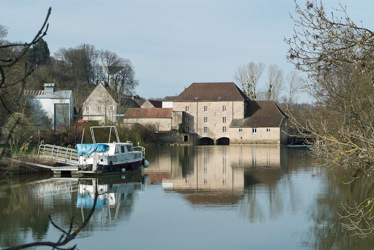 Moulin de Loisy, vu d'aval. Un appontement moderne à gauche au premier plan. © Jean-Luc Duthu / Région Bourgogne-Franche-Comté, Inventaire du patrimoine - 2010