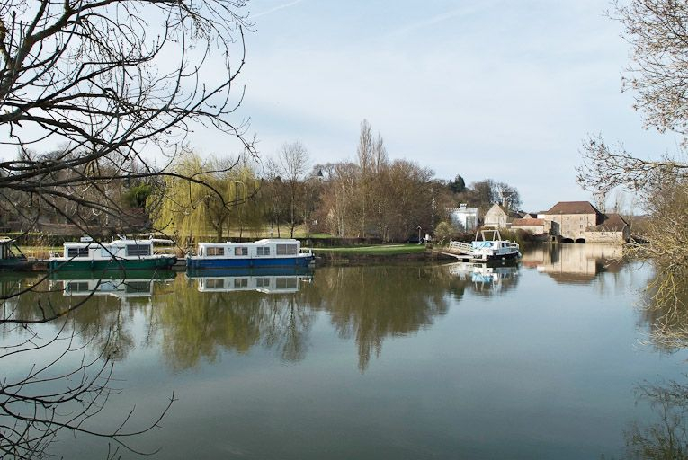 Les aménagements modernes du port de Loisy. En arrière-plan, les bâtiments du moulin. © Jean-Luc Duthu / Région Bourgogne-Franche-Comté, Inventaire du patrimoine - 2010
